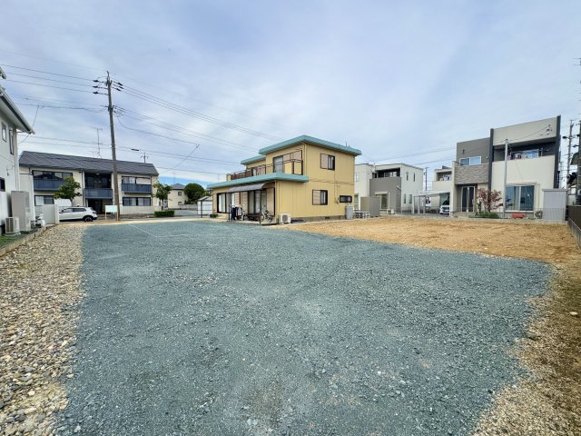 中央区高丘東三丁目の外観|奥に広い土地でプライベートも確保できます。