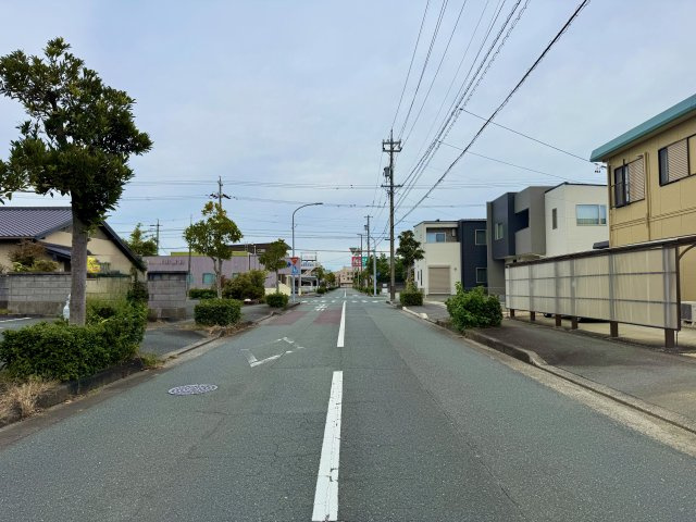 中央区高丘東三丁目の前面道路含む現地写真|整備された道路で区画された街並みも美しいエリアです。