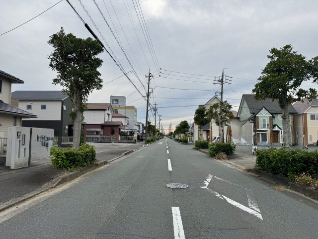中央区高丘東三丁目の前面道路含む現地写真|歩道もあり歩行者も安全安心です。