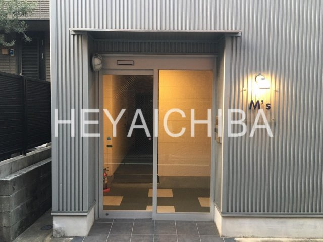 M's（エムズ）のエントランス