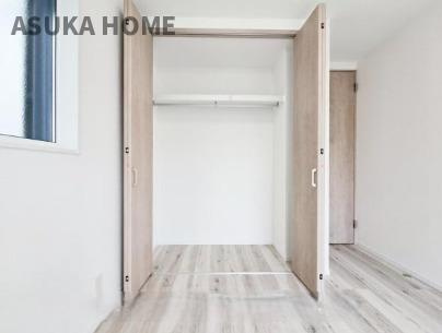 緑区鴨居６丁目の収納|アッシュグレーの床と相性がよい木目の扉を採用したクローゼット。収納力もある幅広いタイプなので安心です