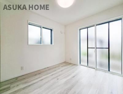 緑区鴨居６丁目の洋室|黒の窓枠もこだわりのおしゃれさを感じるお部屋になっております。