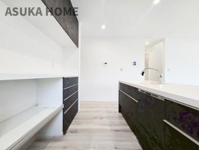 緑区鴨居６丁目のキッチン|カップボード付きのキッチン。統一感があるので家電製品を選ぶのも楽しめそうです。