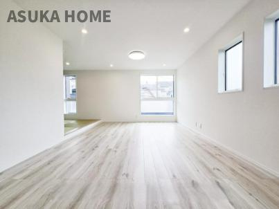 緑区鴨居６丁目の居間・リビング|写真の見た目以上に明るく広い現地を是非、ご覧ください。