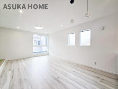 緑区鴨居６丁目の居間・リビング|窓の配置が明るさと断熱性、プライベート性に配慮した設計になっております。