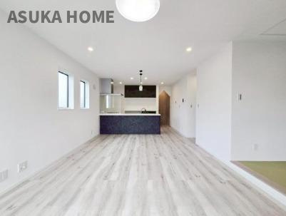 緑区鴨居６丁目の居間・リビング|ダイニングテーブル。大型ソファー。簡単に想像できるシンプルな形と広さが魅力なリビングです。