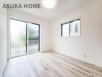 緑区鴨居６丁目の洋室|北側のお部屋ですが、、意外と明るいので是非見てみて欲しいです。