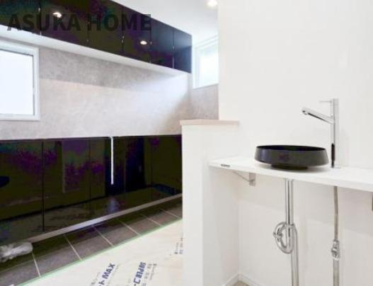 緑区鴨居６丁目の玄関|玄関横の洗面が帰宅時の衛生面に一役。