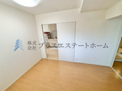 【居間・リビング】 | 甲南セゾン兵庫 | 洋室はシンプルな配色にしていますので、お客様好みの家具を配置頂けます♪