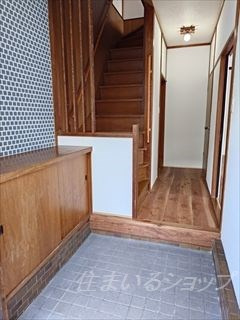 口田５丁目貸家の玄関