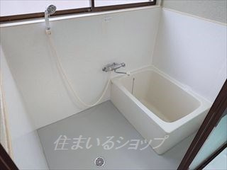 口田５丁目貸家の浴室|サーモ付きシャワー水栓・窓あり