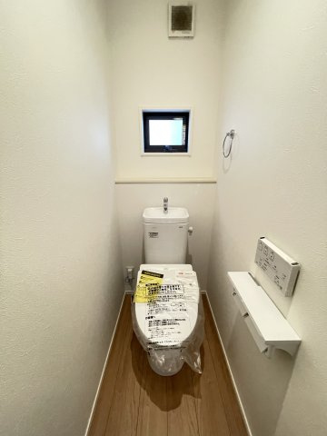 中古戸建・中古住宅　太田市新道町　築浅・オール電化　宝泉東小・城西中のトイレ|1階と2階それぞれにトイレがあるので朝のお出かけ前などの混雑を解消！