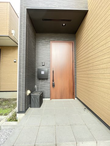 中古戸建・中古住宅　太田市新道町　築浅・オール電化　宝泉東小・城西中の玄関|ポーチ付きの玄関なので雨や雪の影響を受けることなくドアの開閉ができます！