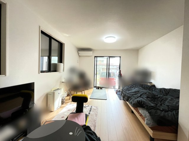 中古戸建・中古住宅　太田市新道町　築浅・オール電化　宝泉東小・城西中の居間・リビング|リビングにはエアコン付き！ご家族とコミュニケーションが取りやすいリビング階段付きです！