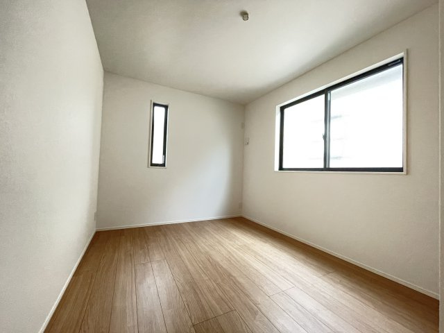 中古戸建・中古住宅　太田市新道町　築浅・オール電化　宝泉東小・城西中の洋室|シンプルな作りだからこそ家具の配置がしやすい♪壁紙の貼り替えなどもご相談ください！