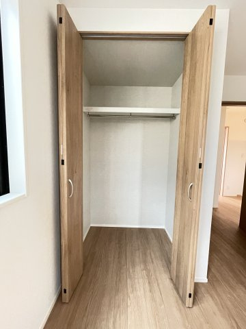 中古戸建・中古住宅　太田市新道町　築浅・オール電化　宝泉東小・城西中の収納|枕棚付きなのでバッグや帽子などの小物収納にも便利なクローゼットです！