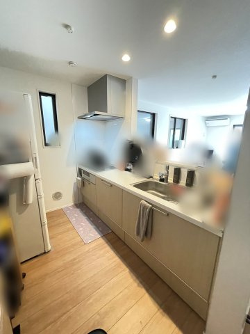 中古戸建・中古住宅　太田市新道町　築浅・オール電化　宝泉東小・城西中のキッチン|対面キッチンなので開放的でリビングのご家族と会話を楽しみながら調理・片付けが可能です！