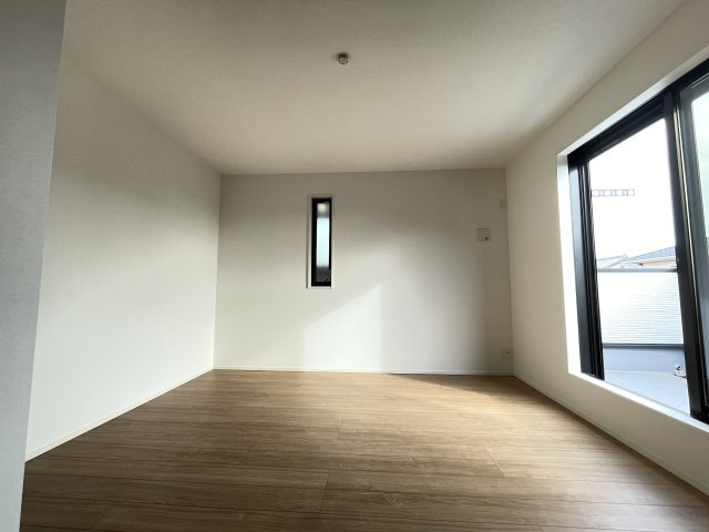 中古戸建・中古住宅　太田市新道町　築浅・オール電化　宝泉東小・城西中の洋室|バルコニーに続く洋室！二面採光で陽当たり良好♪