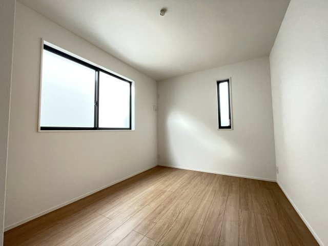 中古戸建・中古住宅　太田市新道町　築浅・オール電化　宝泉東小・城西中の洋室|子供部屋にもピッタリの洋室♪曇りガラスなので隣からの視線も気になりません♪