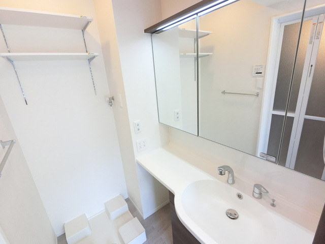 コンフォート上和田の洗面所|三面鏡付きカウンター洗面