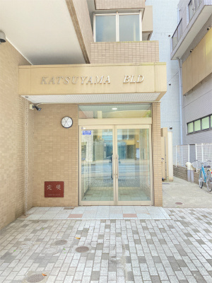 勝山ビルのエントランス