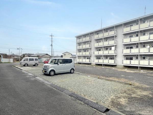 ビレッジハウス川内1号棟の駐車場