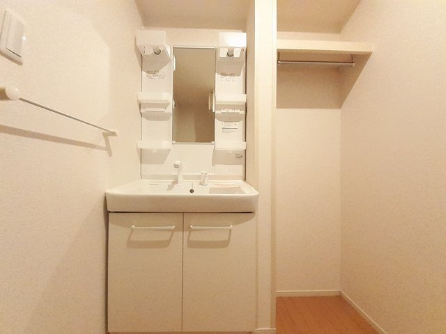 サニーハイムＡの洗面所|スペースが確保できる洗面所です