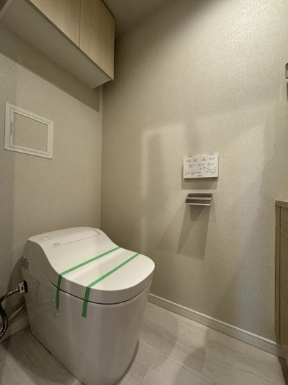 【トイレ】 | イニシアイオ目黒学芸大学 | 明るくて広い落ち着いた色合いのトイレです♪
手洗いも付いています！