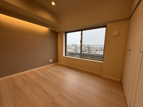 イニシアイオ目黒学芸大学の洋室|白とナチュラルの落ち着いたカラーセレクトです
