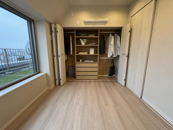 イニシアイオ目黒学芸大学の洋室|心地よい日差しと風が気持ちの良い居室には収納もたっぷりです♪