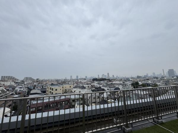 イニシアイオ目黒学芸大学のその他|バルコニーからの景色です。日差しを遮る大きな建物が近くには無く風通しもとてもよく気持ちがいいです。