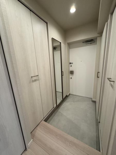 イニシアイオ目黒学芸大学の玄関|玄関回りも綺麗にまとまっています