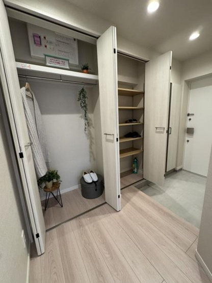 【収納】 | イニシアイオ目黒学芸大学 | シューズボックスあり、鏡もありますので出かける際身だしなみチェックもできます