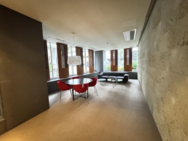 イニシアイオ目黒学芸大学のエントランス|エントランスも高級感溢れる造り