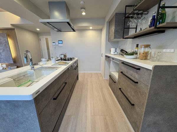 【キッチン】 | イニシアイオ目黒学芸大学 | キッチンスペースは広々しており、調理の効率が上がる３口コンロに、食洗器もついており、家事もはかどります♪