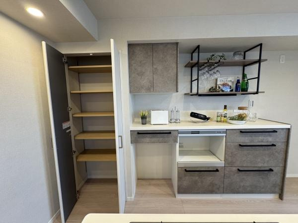 イニシアイオ目黒学芸大学のキッチン|キッチン収納が豊富で調理器具がたくさんあってもスッキリ片付きます♪