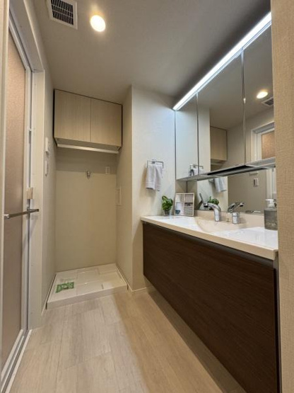 【独立洗面台】 | イニシアイオ目黒学芸大学 | エレガントな雰囲気の洗面台は収納力も豊富です♪
