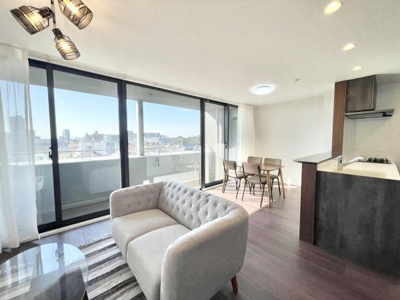 【居間・リビング】 | 藤和浜寺公園ホームズ駅前通り | 大切なご家族が集まるからこそＬＤＫはこだわりたい！休日はおひさまの光をたっぷりと取りこめるリビングでゆったりと過ごしませんか？子供たちが元気に笑いながら走り回っても十分な広さの空間です。