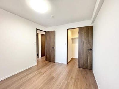 【洋室】 | 藤和浜寺公園ホームズ駅前通り | 収納を完備！普段使いのお洋服や小物はもちろん、季節物のお洋服などもしっかりと整理整頓おしまい頂けます。居室空間をより広く隅々までお使いいただけますね♪