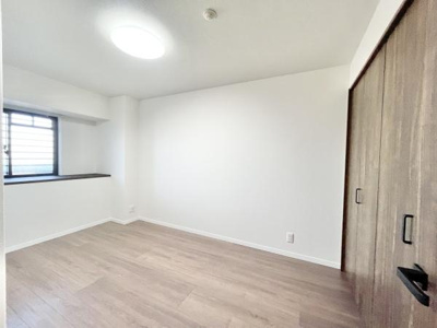 【子供部屋】 | 藤和浜寺公園ホームズ駅前通り | 充分な広さと収納機能を備えた部屋はお子様の自発性と成長を促します。お子様の成長を支える、勉強や好きなことに没頭する学びの空間にどうぞ。