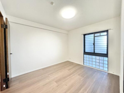 【寝室】 | 藤和浜寺公園ホームズ駅前通り | 木目のフローリングが暖かみのある室内に。明るい寝室で心地のいい朝を迎えられそう。