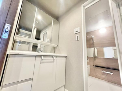 【独立洗面台】 | 藤和浜寺公園ホームズ駅前通り | ゆとりの洗面スペースで朝の身支度も快適スムーズに。３面鏡で髪のセットやお化粧もストレスなくこなせ、朝から気分良く通勤通学に向かえそうですね！鏡の裏にはたっぷりと収納スペースを標準装備！