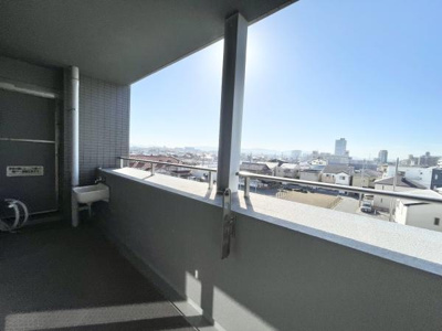 【バルコニー】 | 藤和浜寺公園ホームズ駅前通り | 水栓があるバルコニーってほんとに便利ですよ。キッチンやお風呂で洗えないものが洗えるので。