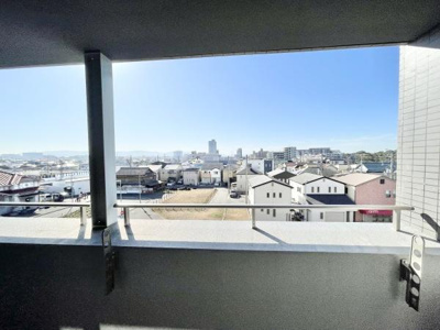 【バルコニー】 | 藤和浜寺公園ホームズ駅前通り | 開放的なバルコニーは見晴らしもよく、太陽の温かな温もりをめいっぱい受け止めてくれます。太陽の光と爽やかな風を受けたお洗濯物はあっという間に乾き、取りこむ時には太陽の匂いを感じられそうですね。
