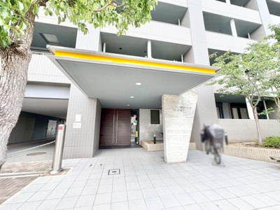 【エントランス】 | 藤和浜寺公園ホームズ駅前通り | 流行に左右されず、将来にわたって価値が継続する「上質」な佇まい。おしゃれな雰囲気や自然の潤い、親しみやすさといった暮らしを豊かにしてくれる住空間です。