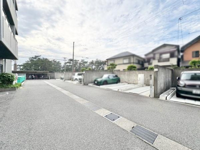 【駐車場】 | 藤和浜寺公園ホームズ駅前通り | 現地、平面駐車場です！お車の出し入れも楽々ですね♪
駐車場空有です！
