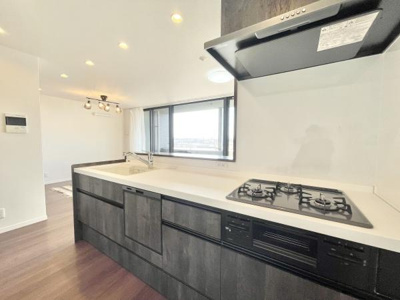 【キッチン】 | 藤和浜寺公園ホームズ駅前通り | 本を読みながら料理をしたり、家族とコミュニケーションを取りながら家事をしたり。毎日必ず使い、案外長い時間を過ごす場所だからこそ妥協したくない部分ですね♪