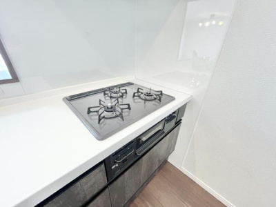 【キッチン】 | 藤和浜寺公園ホームズ駅前通り | 三口コンロでお料理がはかどりますね♪日当たりもよく明るいキッチンですのでお料理も気分よくできそうです！