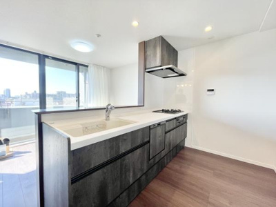 【キッチン】 | 藤和浜寺公園ホームズ駅前通り | 見せるキッチン。ダイニングとの空間のつながりが、スペースのゆとりを生み出します♪