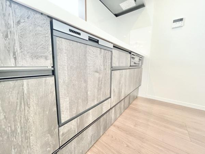 【キッチン】 | 藤和浜寺公園ホームズ駅前通り | 食器洗乾燥機付きで家族の食器もピカピカ。後片付けもラクラクこなせて、日々の生活には欠かせない便利設備。環境にもママの手にも優しいのがうれしいですね。